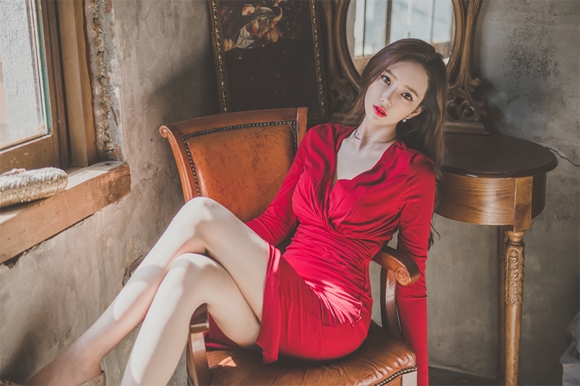 韩国美女模特李妍静低胸晚礼裙私房照