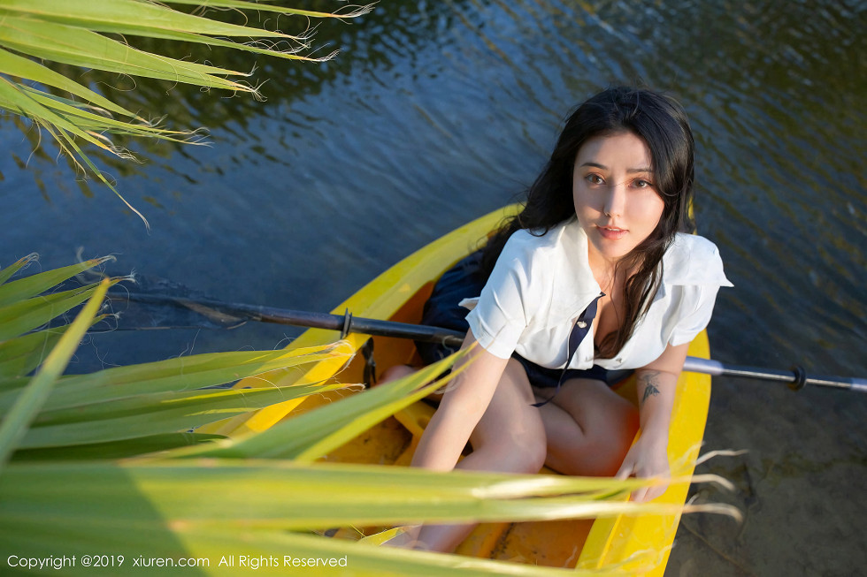 玛鲁娜美国旅拍室外皮划艇全裸上身露豪乳