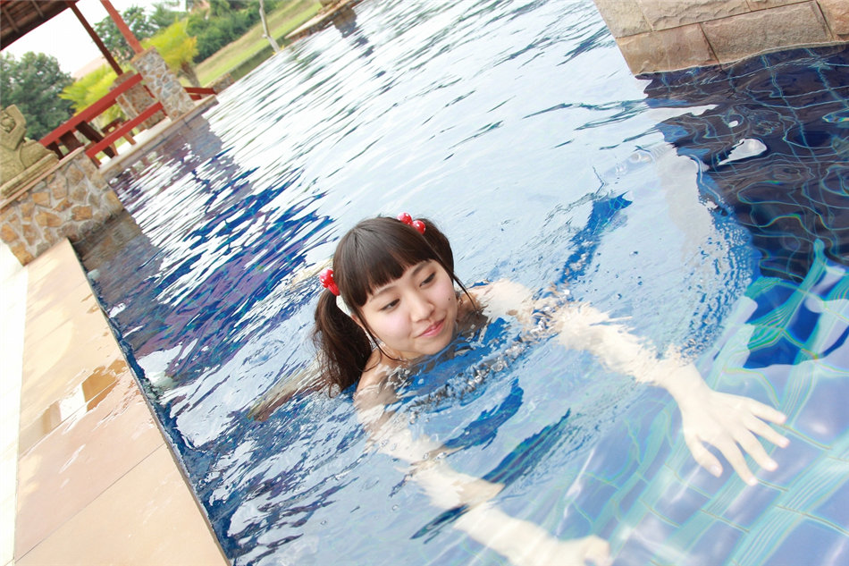 日本比基尼少女高岡未來可爱素颜写真