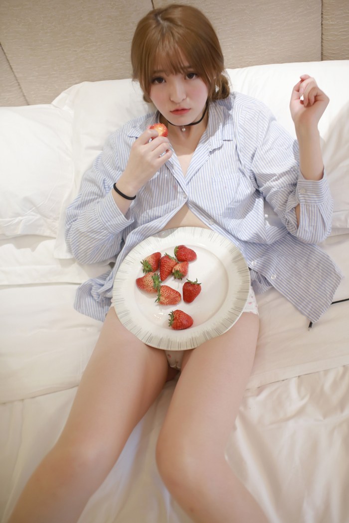 清纯草莓妹妹MoMo白衬衣床上风骚尽显图集