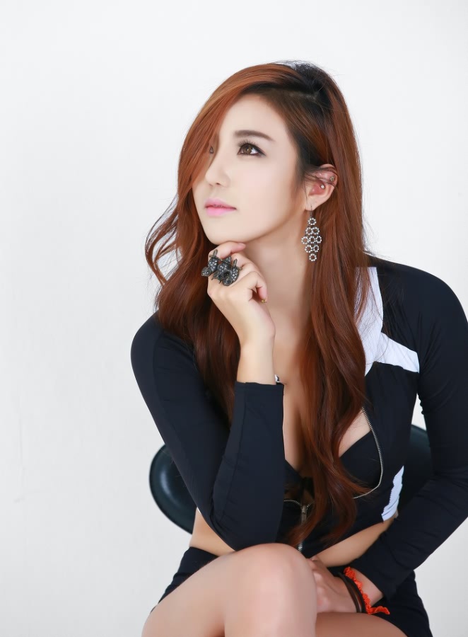 韩国气质美女模特李春儿紧身热裤写真