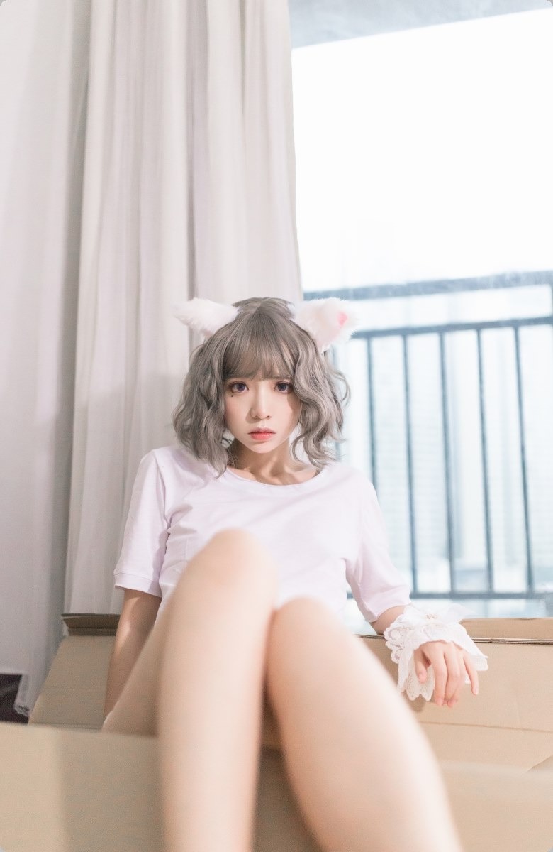 清纯女孩演绎cosplay疯猫