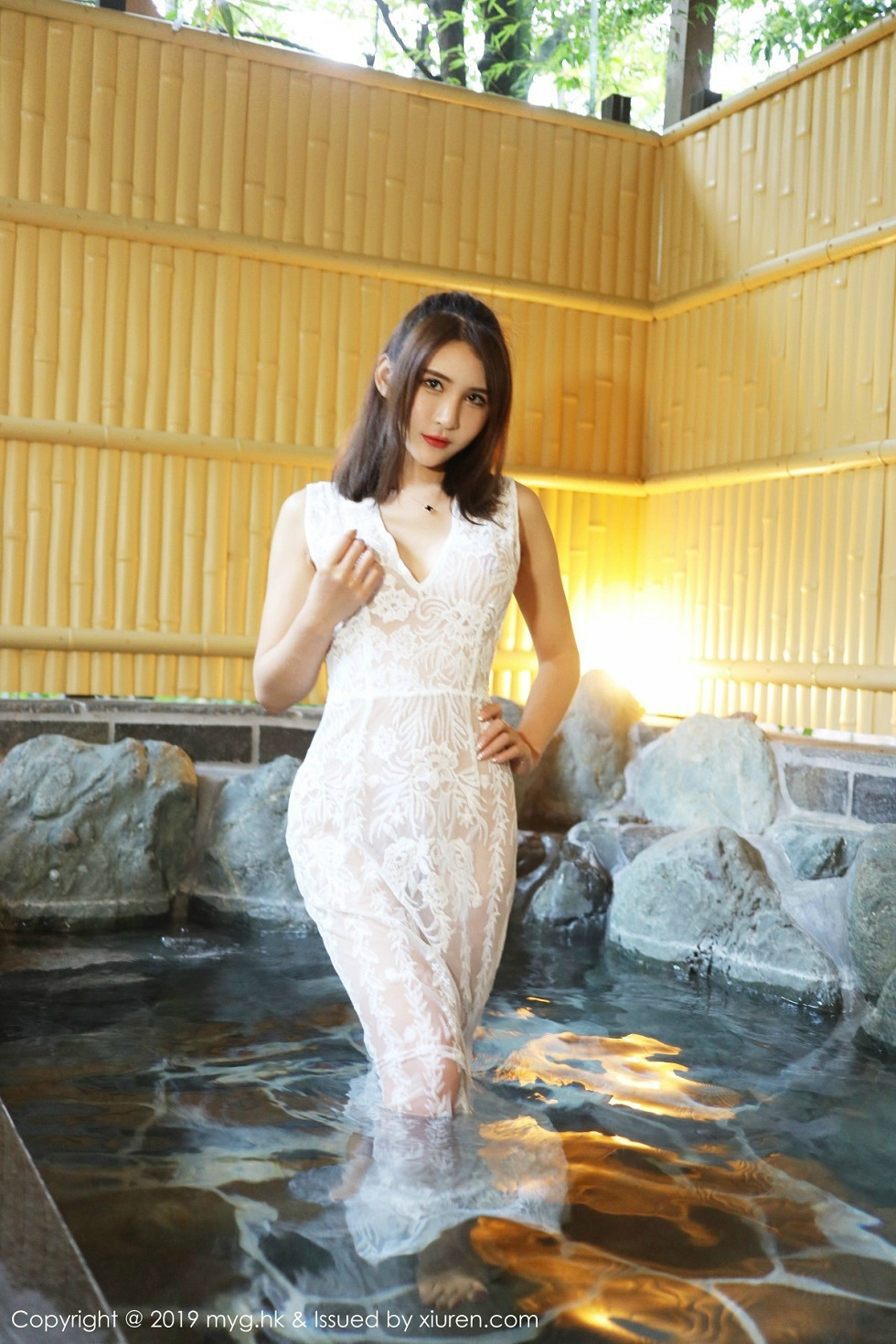 女神SOLO-尹菲日本旅拍浴池里白色薄纱连身裙湿身诱惑