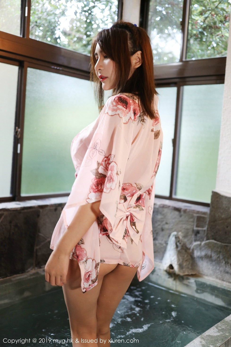 女神SOLO-尹菲日本旅拍浴池里白色薄纱连身裙湿身诱惑