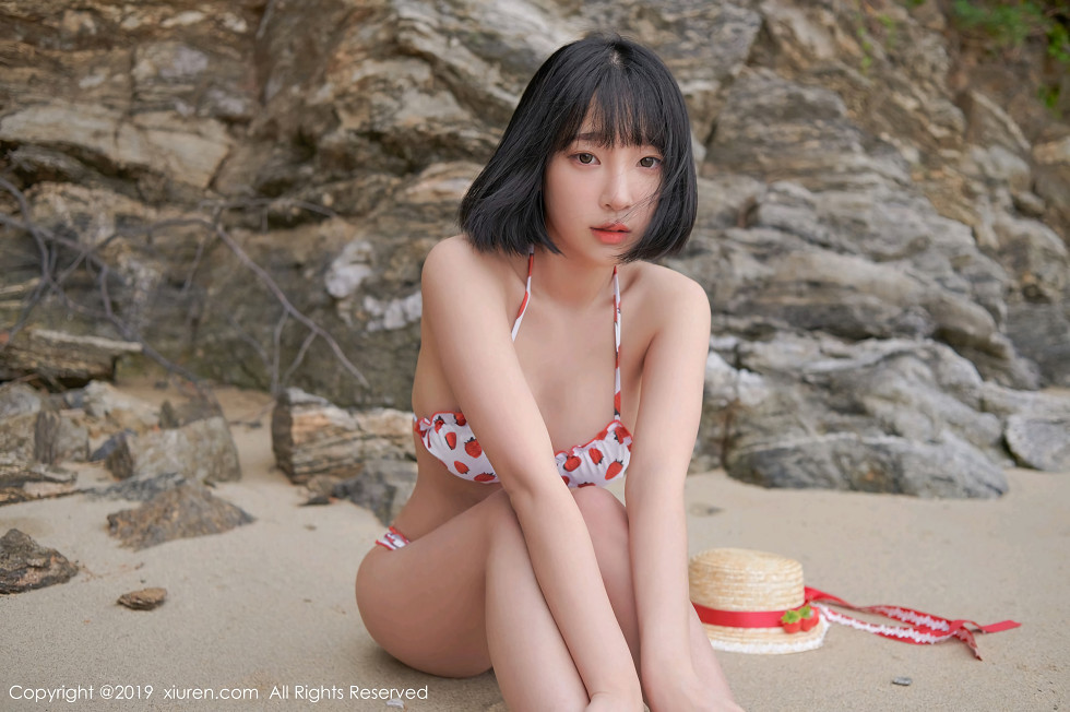 清新美女卿卿韩国旅拍海边沙滩性感比基尼