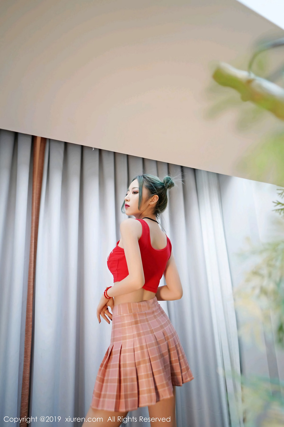 嫩模贾诗晗性感红色抹胸内衣配红色格子裙秀完美身材