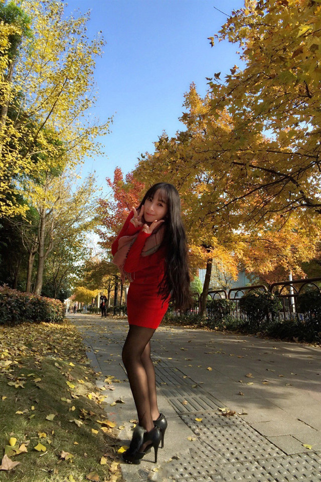 红裙少女户外黑丝袜美腿高跟笑容阳光迷人