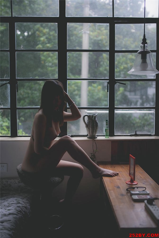昏暗镜头下的性感萝莉全裸人体写真