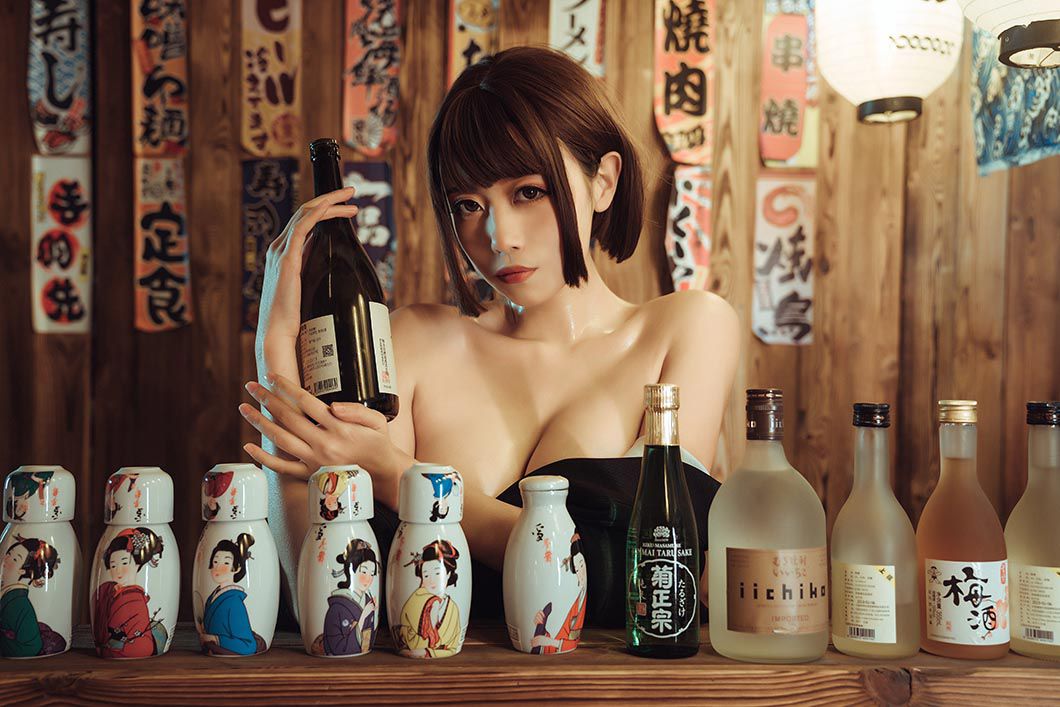 性感火辣的日本老板娘裸身美乳诱惑