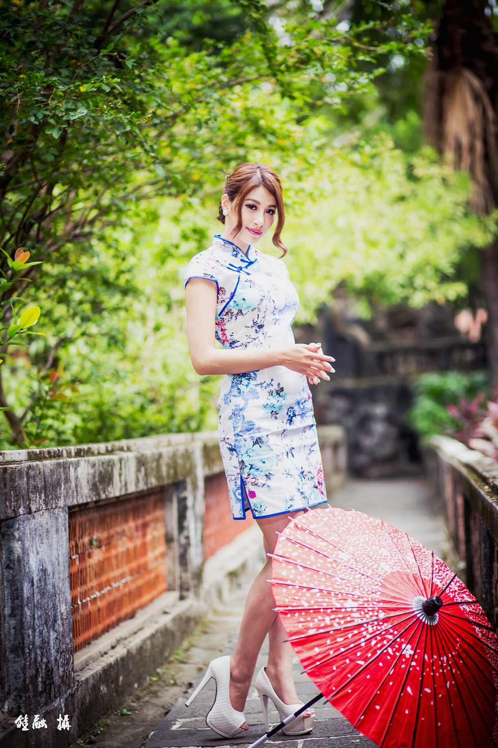 台湾正妹邬育錡户外旗袍系列秀完美身材性感迷人写真