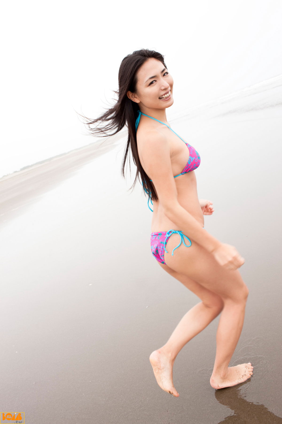 沙滩上的比基尼美女性感女优川村雪绘